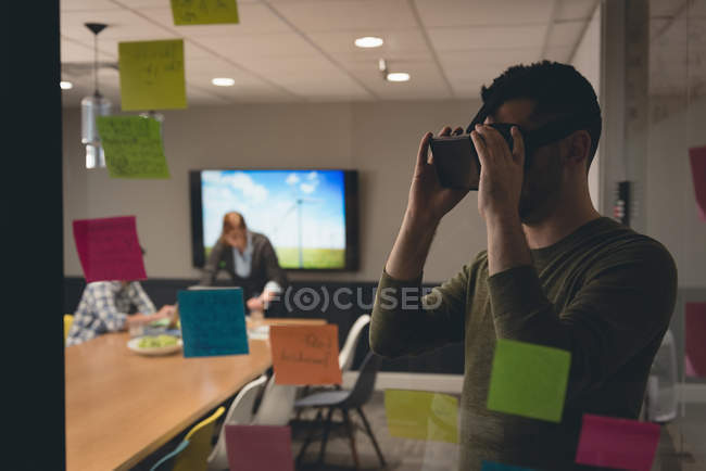 Uomo d'affari che utilizza cuffie realtà virtuale in sala riunioni in ufficio — Foto stock