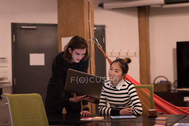 Dirigenti femminili discutono sopra computer portatile in ufficio — Foto stock