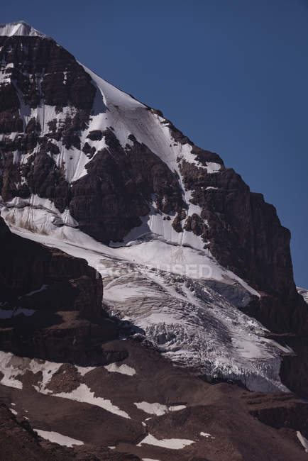 Montaña cubierta de nieve en un día soleado, parque nacional banff - foto de stock
