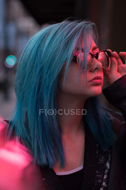 Крупный план стильной женщины в солнечных очках — стоковое фото