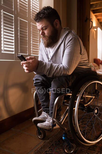 Інвалідів людина на дому за допомогою мобільного телефону — стокове фото