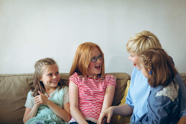 Mãe e filhos se divertindo na sala de estar em casa — Fotografia de Stock