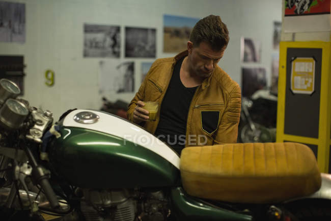 Mechaniker repariert Motorrad in Garage — Stockfoto
