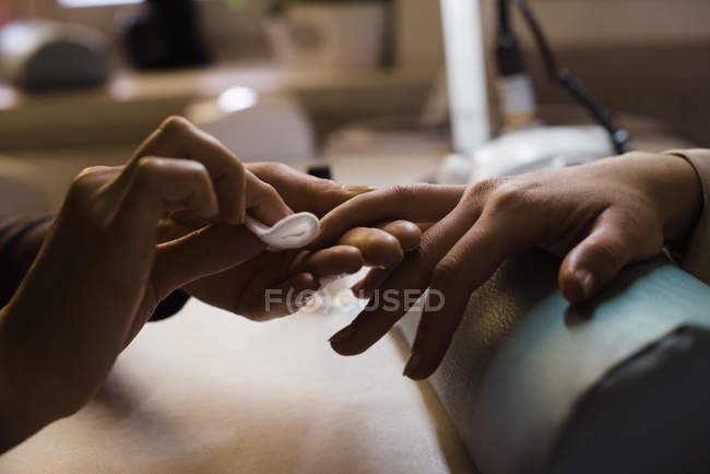 Kosmetikerin behandelt Kundin im Salon mit Maniküre — Stockfoto