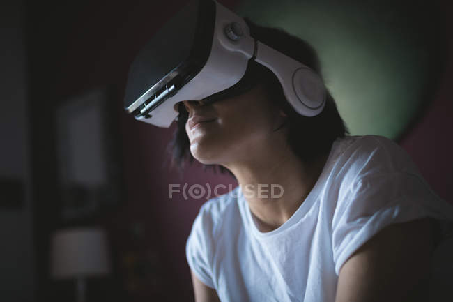 Donna che utilizza cuffie realtà virtuale a casa — Foto stock