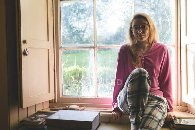Retrato de mulher relaxante perto da janela em casa — Fotografia de Stock