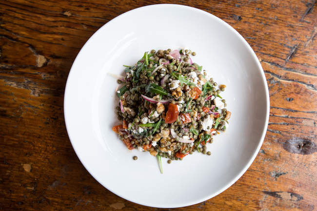 Крупним планом сочевичний салат подається в тарілці — стокове фото