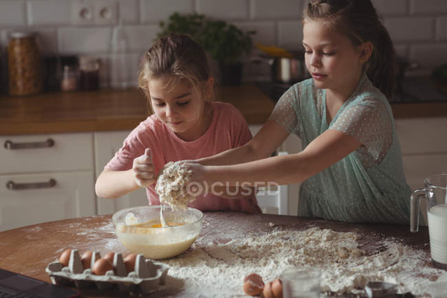 Irmãos preparando cupcake na cozinha em casa — Fotografia de Stock