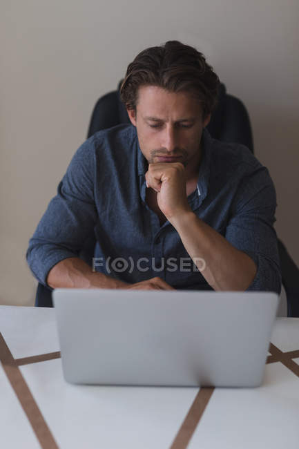 Homem atento usando laptop em casa — Fotografia de Stock