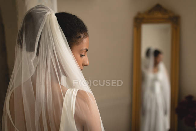 Чуттєва змішана раса наречена у весільній сукні та завісі — стокове фото