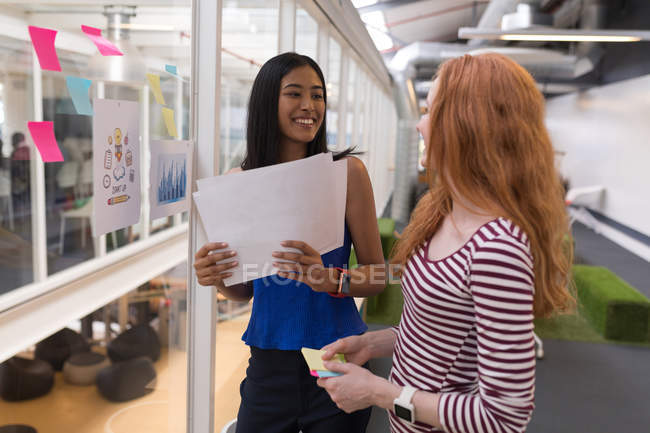 Молодые женщины-руководители взаимодействуют друг с другом в офисе — стоковое фото