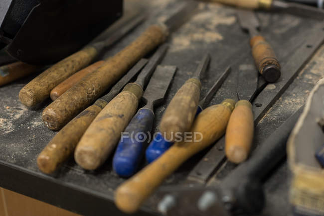 Nahaufnahme verschiedener Werkzeuge in der Werkstatt — Stockfoto
