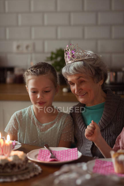 Nonna che festeggia il suo compleanno con le nipoti a casa — Foto stock