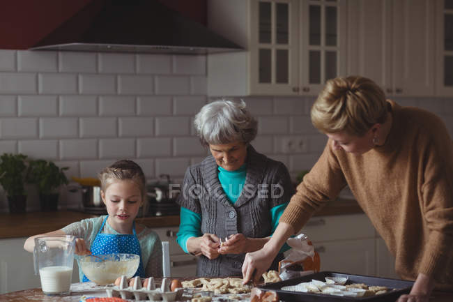 Родина багато поколінь готує кекс на кухні вдома — стокове фото