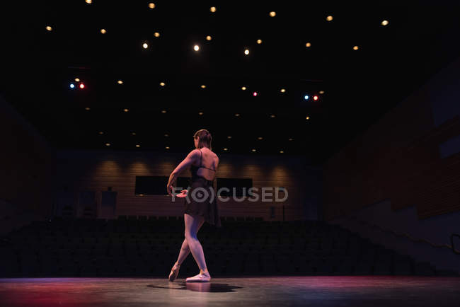 Danse de ballet sur scène au théâtre — Photo de stock