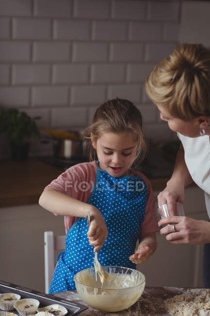 Mutter und Tochter bereiten Cupcake zu Hause in der Küche zu — Stockfoto