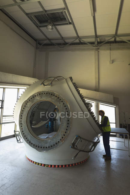 Чоловік працює на машині на заводі сонячної станції — стокове фото