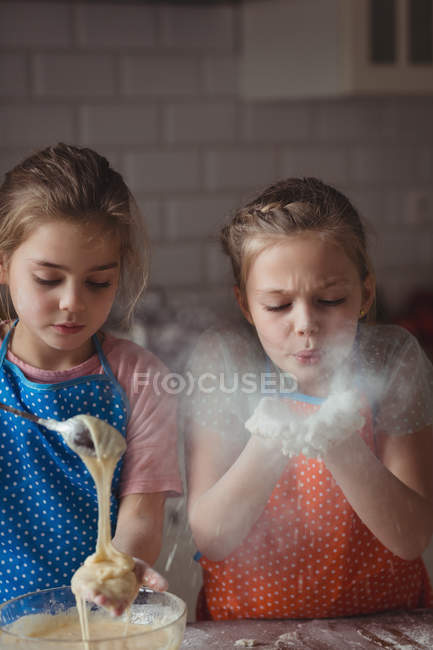 Брати і сестри, підготовка кекс кухні в домашніх умовах — стокове фото