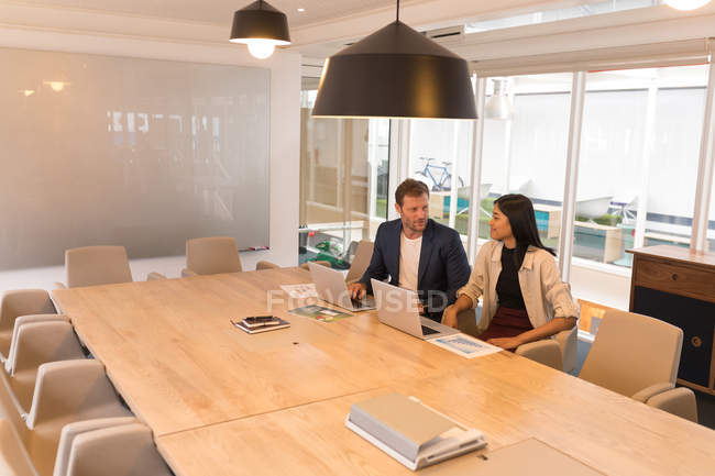 Коллеги по бизнесу общаются друг с другом в конференц-зале офиса — стоковое фото