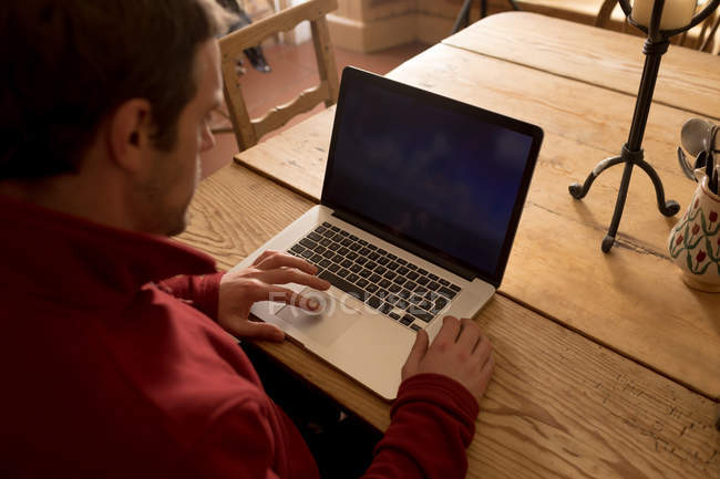 Aufmerksamer Mann benutzt Laptop zu Hause — Stockfoto