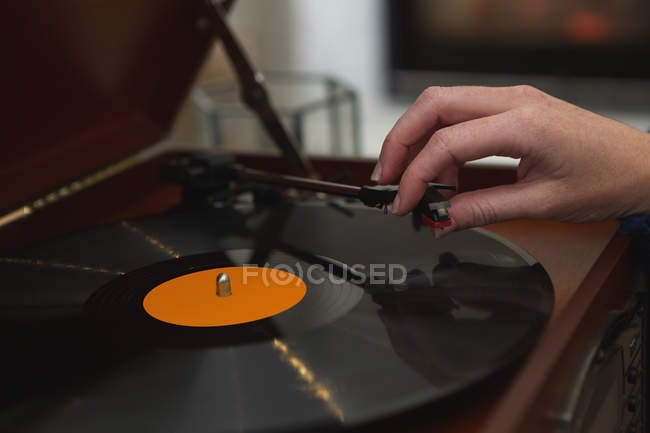 Primo piano della donna che suona un grammofono a casa — Foto stock