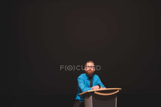 Hombre practicando su discurso en el escenario en el teatro - foto de stock