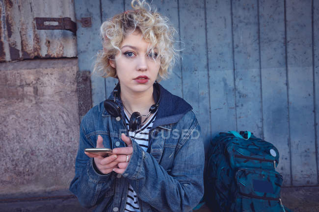 Retrato de mulher usando telefone celular na cidade — Fotografia de Stock