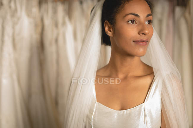 Чуттєва змішана раса наречена у весільній сукні та завісі — стокове фото