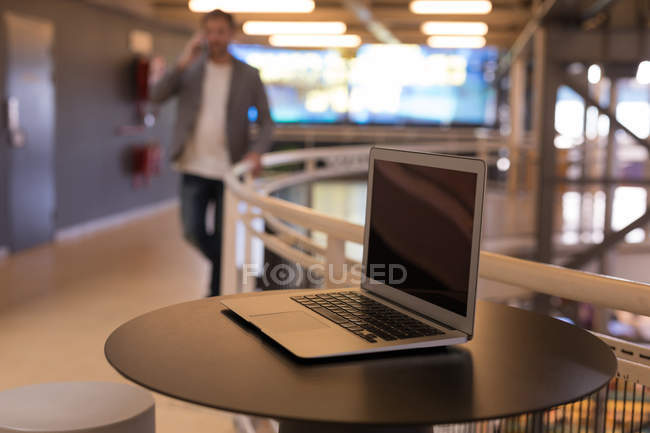 Крупним планом вид ноутбука з чорним екраном на столі в офісі — стокове фото