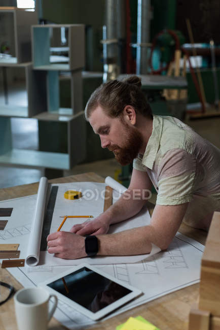 Atento carpinteiro masculino trabalhando na oficina — Fotografia de Stock