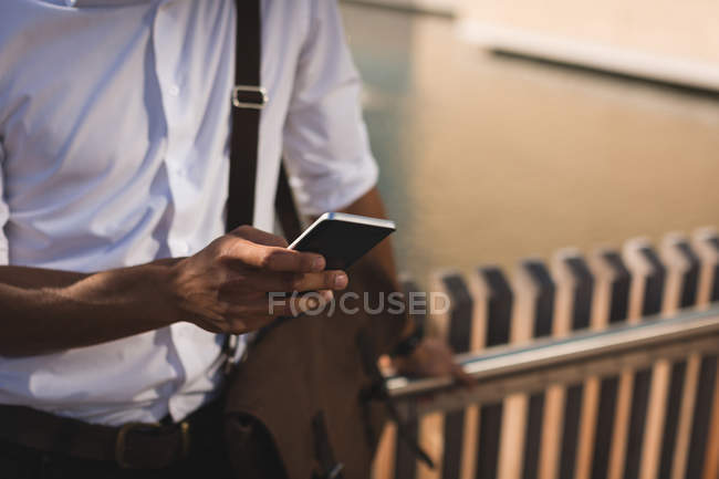 Mittelteil der Geschäftsleute nutzt Handy im Freien — Stockfoto