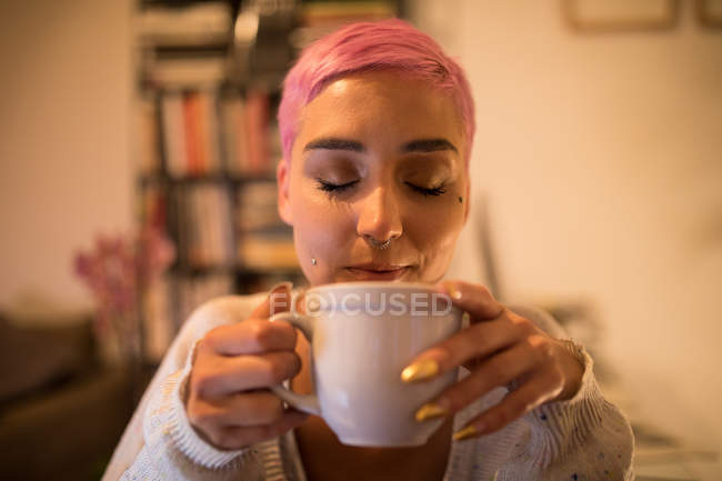 Femme élégante prenant un café à la maison — Photo de stock