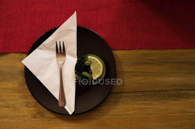 Primer plano del desayuno saludable en la mesa de madera en el restaurante - foto de stock