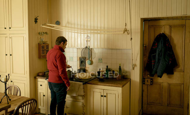 Visão traseira do homem preparando café em casa — Fotografia de Stock