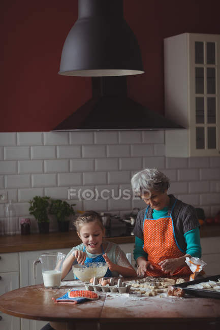 Großmutter und Enkelin bereiten zu Hause in der Küche Plätzchen zu — Stockfoto