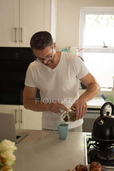Man preparing coffee in kitchen at home — Stock Photo