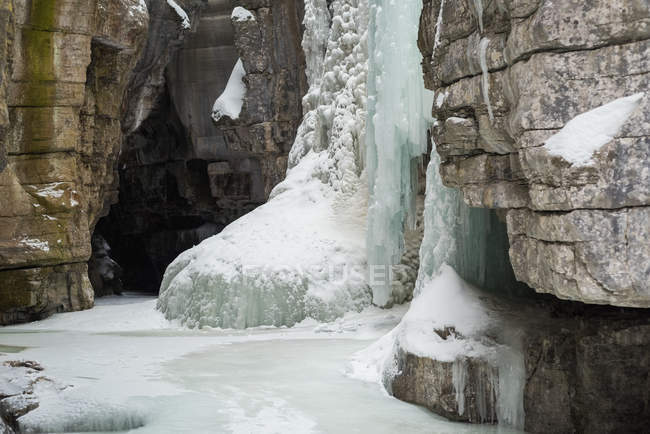 Montagna di ghiaccio roccioso durante l'inverno — Foto stock