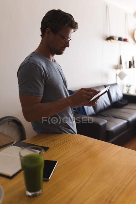 Man using mobile phone in living room at home — Stock Photo