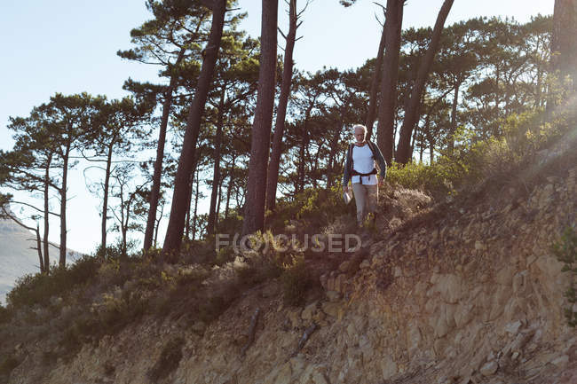 Randonneur sénior se réveillant en forêt à la campagne — Photo de stock