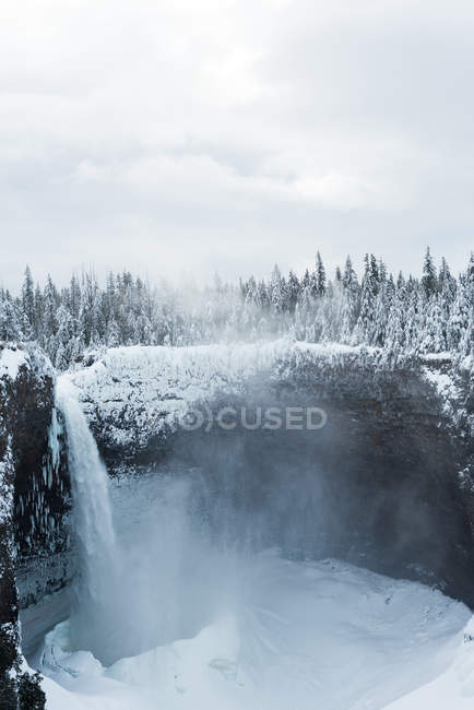 Vista de la cascada durante el invierno - foto de stock