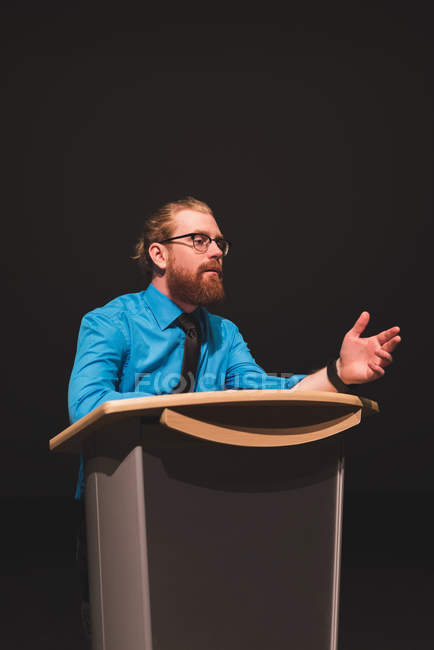 Homme pratiquant son discours sur scène au théâtre — Photo de stock
