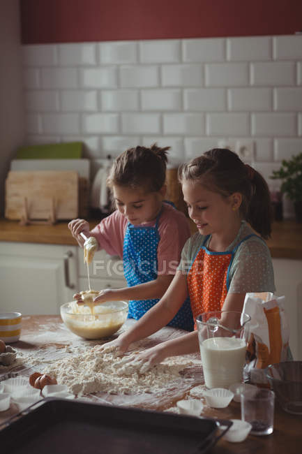 Fratelli che preparano cupcake in cucina a casa — Foto stock