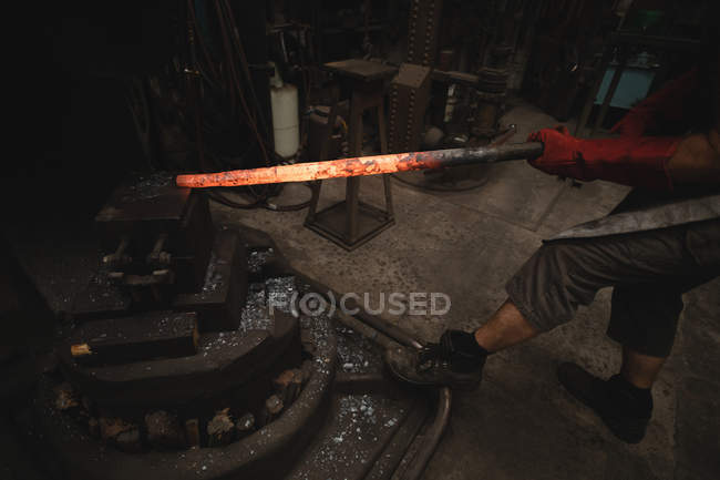 Вироби ковальські формування розпеченого металу стрижня в машині на семінарі — стокове фото