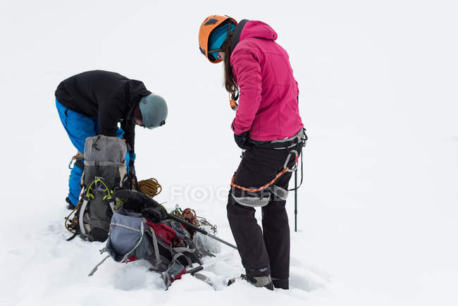 Пара носить взуття на засніженій горі взимку — стокове фото