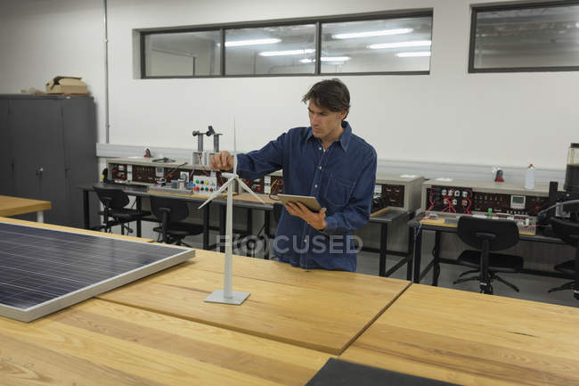 Trabalhador masculino atento usando tablet digital no escritório — Fotografia de Stock
