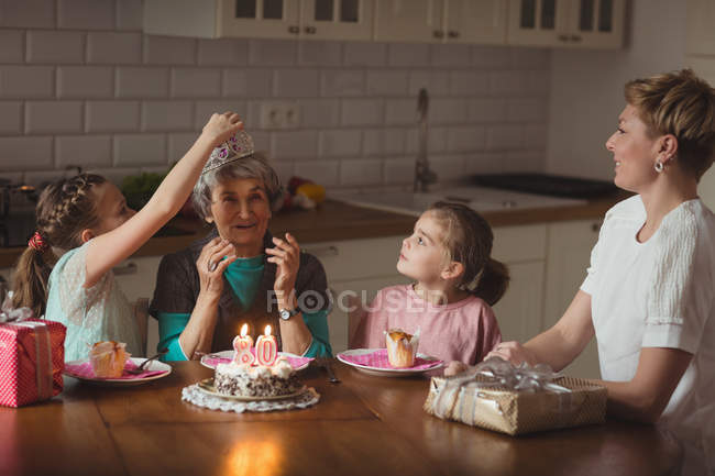 Grand-mère fête son anniversaire avec sa famille à la maison — Photo de stock