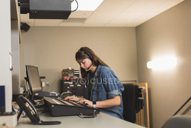 Jovem gravadora de som feminina trabalhando no teatro — Fotografia de Stock