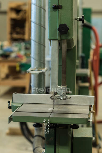 Primer plano de la máquina de corte vertical en el taller - foto de stock