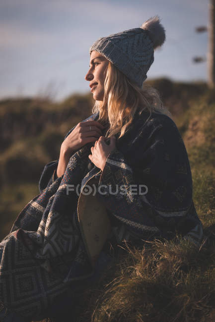 Задумчивая женщина в шале отдыхает рядом с пляжем — стоковое фото