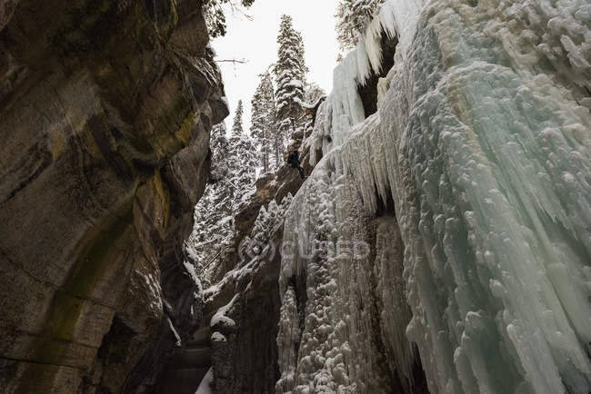 Montaña rocosa de hielo durante el invierno - foto de stock